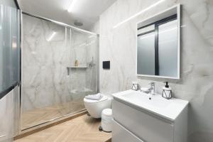 Kúpeľňa v ubytovaní Athenian Dream Suite + 29 fotografií