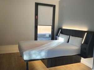 Postel nebo postele na pokoji v ubytování Hs Madrid Centro Atocha