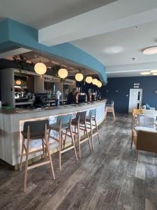 Lounge nebo bar v ubytování Bay View Inn