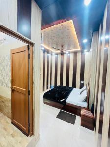 Giường trong phòng chung tại Archana Guest House