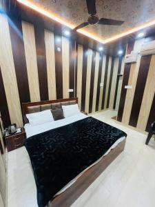 Giường trong phòng chung tại Archana Guest House
