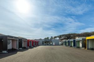 a row of colorful buildings in a parking lot at ガレージホテルBeat in Nasushiobara +30 photos