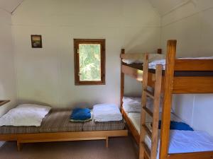 Postel nebo postele na pokoji v ubytování Kemp a Loděnice Podolsko - Chatka pro 3 osoby