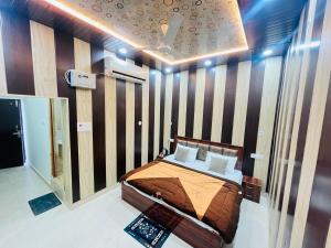 Giường trong phòng chung tại Archana Guest House