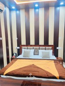 Giường trong phòng chung tại Archana Guest House