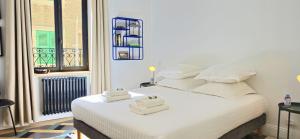 a bedroom with a bed with towels on it at Chez Flader - Le Verveine - Neuf & Moderne Centre De Langeac in Langeac