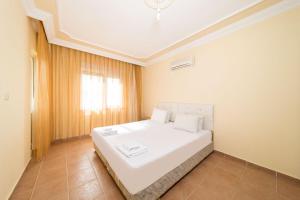 Postel nebo postele na pokoji v ubytování Sevgi Tatil Sitesi