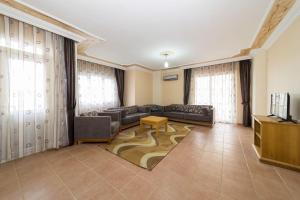 TV a/nebo společenská místnost v ubytování Sevgi Tatil Sitesi