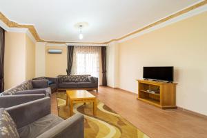 TV a/nebo společenská místnost v ubytování Sevgi Tatil Sitesi
