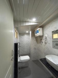 Koupelna v ubytování Kewzing Residency