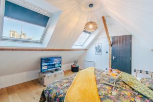 a bedroom with a bed and a tv in it at Elegant 120m2-Face cathedrale-6 pers-free Parking in Amiens
