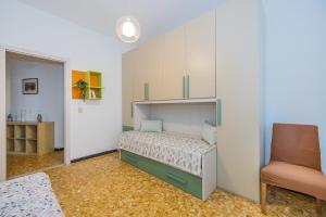 ein kleines Schlafzimmer mit einem Bett und einem Stuhl in der Unterkunft Ca' di GiuPa Finalborgo Outdoor in Finale Ligure + 35 Fotos
