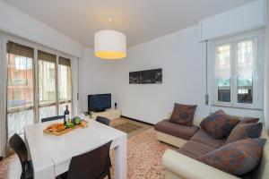 ein Wohnzimmer mit einem Sofa, einem Tisch und einem Sofa in der Unterkunft Ca' di GiuPa Finalborgo Outdoor in Finale Ligure