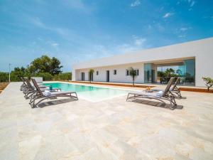 een zwembad met ligstoelen naast een huis bij Villa Donnosanto a 5 Minuti Da Spiaggia. Ostuni 10 in Carovigno