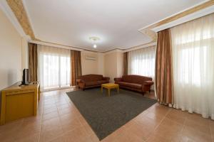 TV a/nebo společenská místnost v ubytování Sevgi Tatil Sitesi