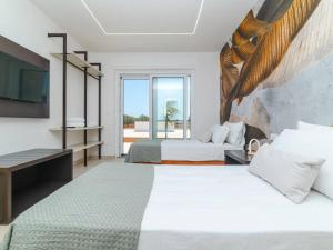 een hotelkamer met twee bedden en een televisie bij Villa Donnosanto a 5 Minuti Da Spiaggia. Ostuni 10 in Carovigno +21 foto's