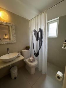 Kúpeľňa v ubytovaní Diplos Studios + 37 fotografií