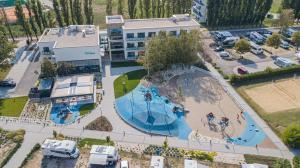 Bazén v ubytování Hotel Thermalpark nebo v jeho okolí