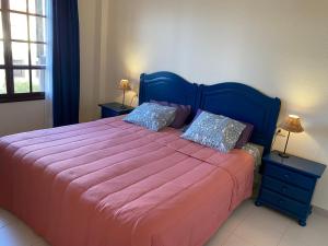 Ένα ή περισσότερα κρεβάτια σε δωμάτιο στο Apartment With Ocean Terrace +22 φωτογραφίες