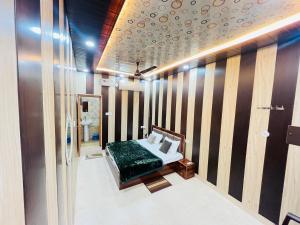 Giường trong phòng chung tại Archana Guest House