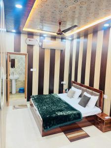 Giường trong phòng chung tại Archana Guest House