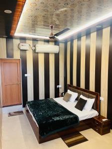 Giường trong phòng chung tại Archana Guest House