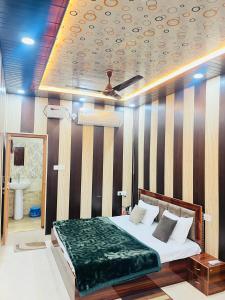 Giường trong phòng chung tại Archana Guest House