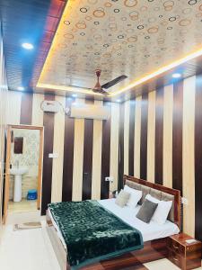 Giường trong phòng chung tại Archana Guest House