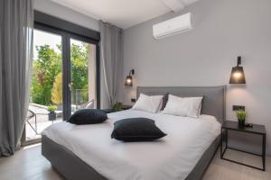 NedeščinaにあるVilla AntheaPaola near Labin - Rabac for 8 people with heated private pool and children playgroundの大きなベッドと2つの枕がある寝室