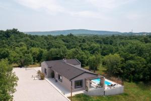 NedeščinaにあるVilla AntheaPaola near Labin - Rabac for 8 people with heated private pool and children playgroundのプール付きの家の航空写真