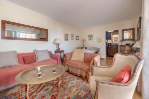 a living room with a couch and a table and chairs at Appartement pour 4 au Pouliguen, avec terrasse in Le Pouliguen