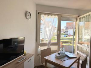 TV a/nebo společenská místnost v ubytování 1 Zimmer Apartment mit Balkon