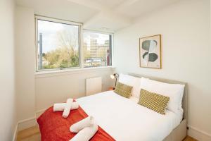 Ένα ή περισσότερα κρεβάτια σε δωμάτιο στο Wembley Stadium Apartments by Sleepy Lodge London