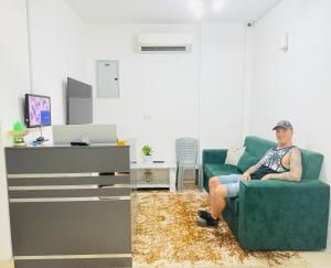Televízia a/alebo spoločenská miestnosť v ubytovaní Muscat Dormitory Male&Female