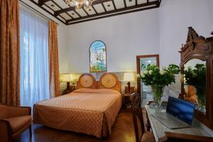 Postel nebo postele na pokoji v ubytování Hotel Farnese + 37 fotografií