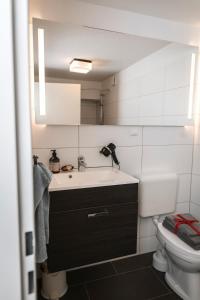 un baño con lavabo e inodoro en Casa Maxima am Schloss Benrath, en Düsseldorf 14 fotos más
