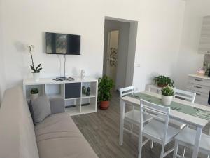 TV a/nebo společenská místnost v ubytování L'Angolo di Grottammare