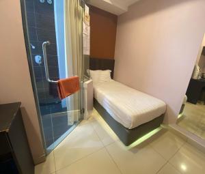 Postel nebo postele na pokoji v ubytování Hotel Vevo Puchong Malaysia