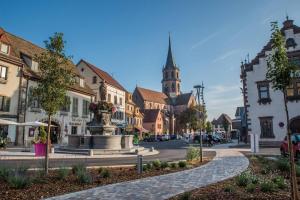 Soultz-Haut-RhinにあるStudio L'epicea Climatisation Sejour Parfaitの通りの中間の噴水のある町