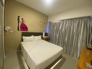 Postel nebo postele na pokoji v ubytování Hotel Vevo Puchong Malaysia
