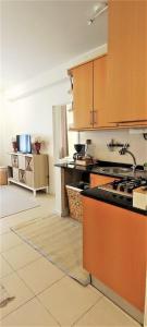 Una cocina con gabinetes de madera y un horno de estufa. en Liras House, en Braga