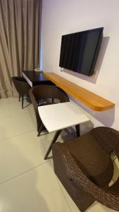 TV a/nebo společenská místnost v ubytování Hotel Vevo Puchong Malaysia
