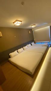 Postel nebo postele na pokoji v ubytování Hotel Vevo Puchong Malaysia