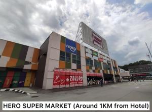 Supermarket nebo jiné obchody v  hotelu nebo okolí