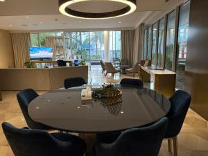 迪拜Palm Haven Luxe 3 Bed Townhouse with Private Pool的一间会议室,配有大桌子和椅子 更多64张照片