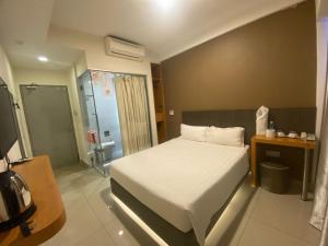 Postel nebo postele na pokoji v ubytování Hotel Vevo Puchong Malaysia