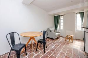 un soggiorno con tavolo e sedie di L'appartement du centre - Hypercentre - Lavaur a Lavaur Altre 6 foto