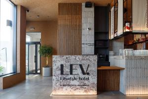 eine Lobby mit einem Schild für ein Luxushotel in der Unterkunft LEV Lifestyle Hotel - Maestro in Lwiw