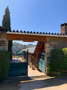 an entrance to a building with a green door at Casa Rural Santa Mariña in Portomarin