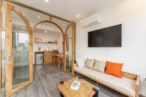 uma sala de estar com um sofá e uma mesa em Homestay CHẤT- Train Street,Self check em Hanói